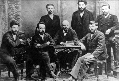 Члены петербургского «Союза борьбы за освобождение рабочего класса» (1897), Кржижановский сидит, второй слева (слева от Ленина)